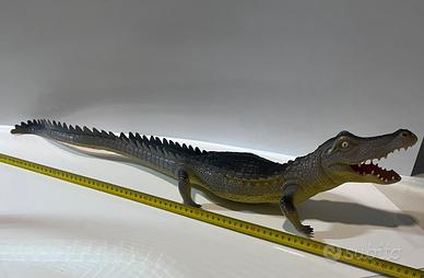 Coccodrillo in gomma gigante