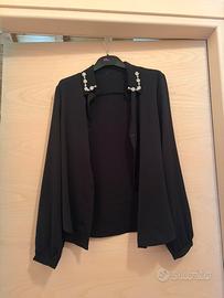 Camicia nera elegante con strass sul colletto