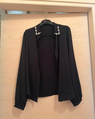 Camicia nera elegante con strass sul colletto