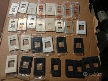 Placche e supporti vari 30 pezzi 