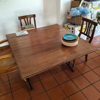 Tavolo da pranzo e sedie 