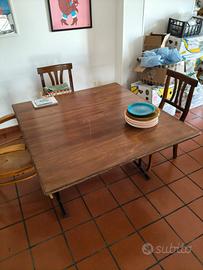 Tavolo da pranzo e sedie 