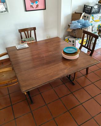 Tavolo da pranzo e sedie 