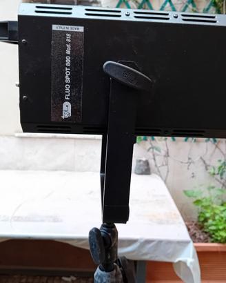 Proiettore a lente di Fresnel con luce miscelabile