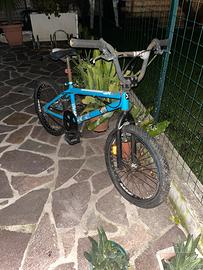 BMX azzurra
