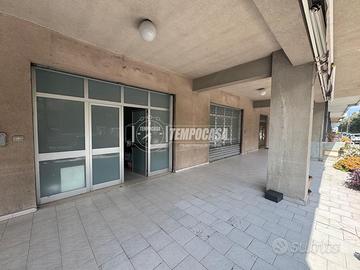 Locale commerciale a due punti luce su strada ad O