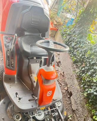 Taglia erba trattorino