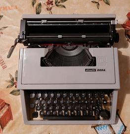 Macchina da scrivere OLIVETTI