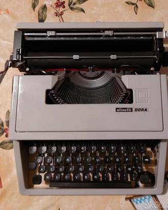 Macchina da scrivere OLIVETTI