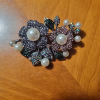 Spilla con perle finte e brillantini