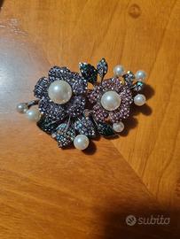 Spilla con perle finte e brillantini