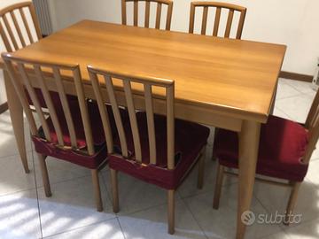 Tavolo da pranzo con sedie