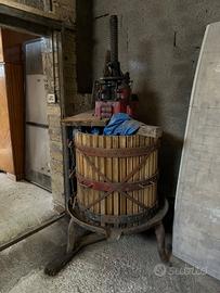 Torchio manuale per uva e vino in legno e ferro