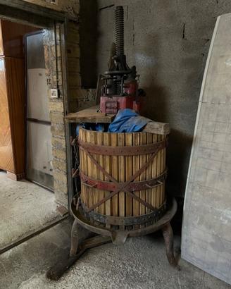 Torchio manuale per uva e vino in legno e ferro