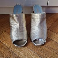 scarpa con il tacco in pelle oro