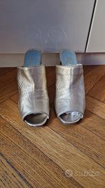 scarpa con il tacco in pelle oro