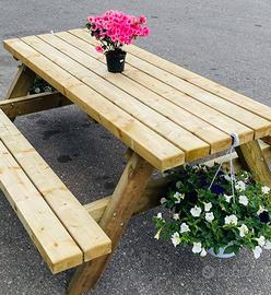 Tavolo picnic in legno con panche