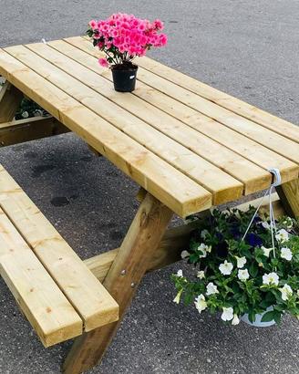 Tavolo picnic in legno con panche