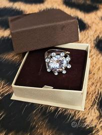 Anello con pietra e diamantini