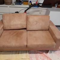 Divano rivestito in nabuk