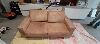 Divano rivestito in nabuk