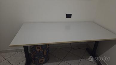 Scrivania in metallo grigio chiaro