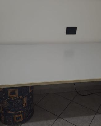 Scrivania in metallo grigio chiaro
