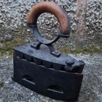 Ferro da stiro antico in ferro