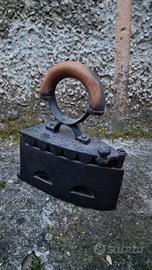 Ferro da stiro antico in ferro