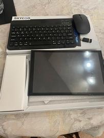 tablet con tastiera e mouse.