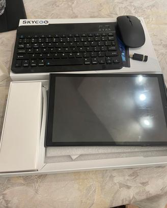 tablet con tastiera e mouse.