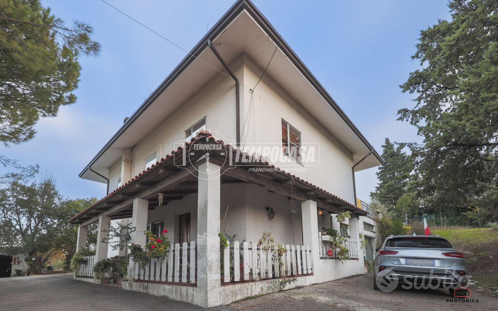 PORZIONE DI VILLA BIFAMILIARE IN ZONA TRANQUILLA
