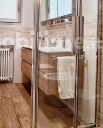 Mobiletto bagno sospeso con porta salviette