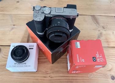Sony A7C II con obiettivi e accessori