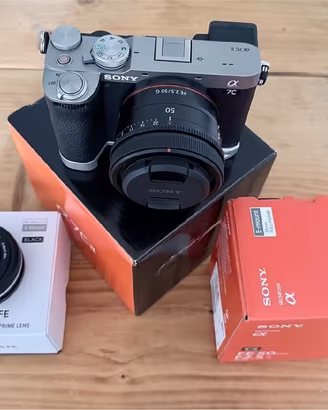 Sony A7C II con obiettivi e accessori
