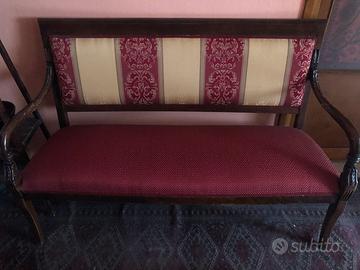 Divanetto in legno con tessuto damascato