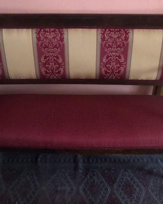 Divanetto in legno con tessuto damascato