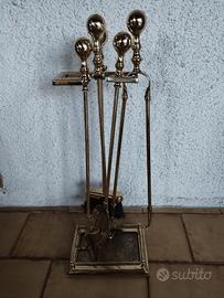 Attrezzi per caminetto in ottone lucidato