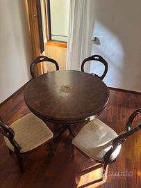 Tavolo fine ottocento con sedie