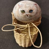 GATTO dipinto a mano su SASSO + scarpa in VIMINI