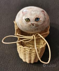GATTO dipinto a mano su SASSO + scarpa in VIMINI