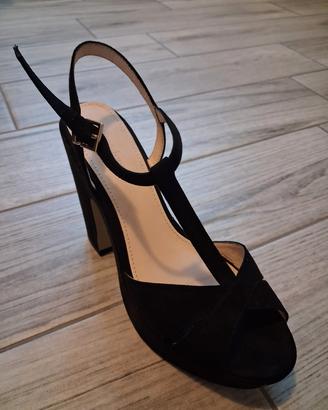Sandalo con tacco nero