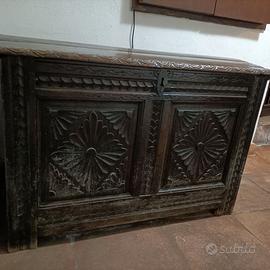 cassapanca con coperchio bombato del 1600 inglese