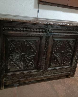 cassapanca con coperchio bombato del 1600 inglese