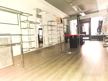 Trento, via Suffragio, negozio vetrinato con magaz