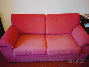 Divano rosso a 3 posti