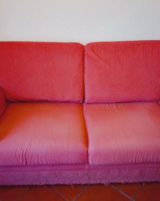Divano rosso a 3 posti