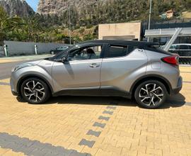 Toyota c-hr hibrid elettrica e benzina