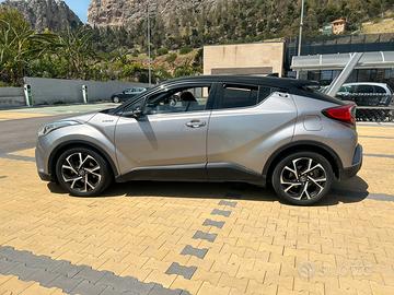 Toyota c-hr hibrid elettrica e benzina