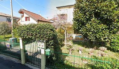 Casa singola con giardino e garage doppio